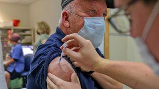 OMS: mayoría de las hospitalizaciones y muertes por COVID-19 son de no vacunados