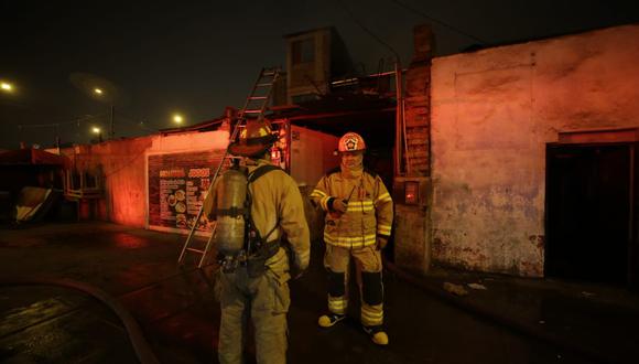 Incendio de código 2 destruye tres viviendas en Barrios Altos, Cercado de Lima. (Foto: César Bueno / @photo.gec)