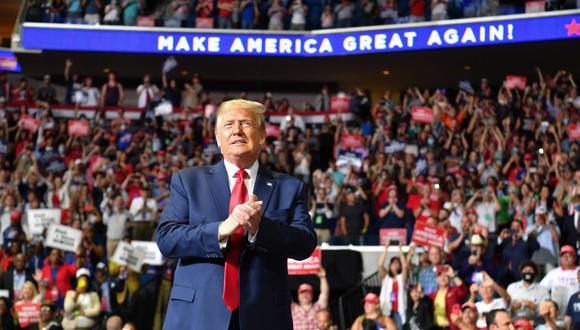 El pasado 20 de junio, en plena emergencia por el coronavirus, Donald Trump encabezó un mitin en Tulsa en un estadio cerrado ante miles de simpatizantes. (Foto: Nicholas Kamm / AFP).