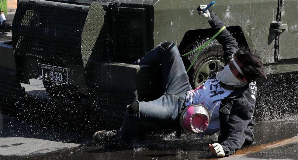 Un vehículo de la policía atropella a un manifestante en la céntrica Plaza Italia de Santiago de Chile. Foto: Reuters