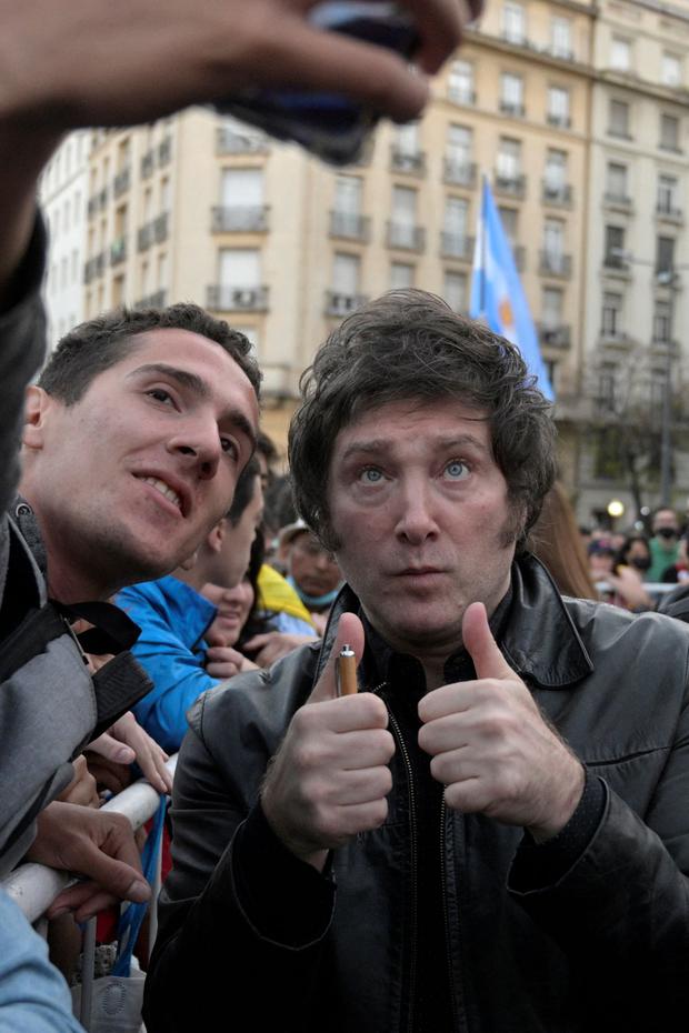 Javier Milei posa para una selfie con un seguidor. (JUAN MABROMATA / AFP).