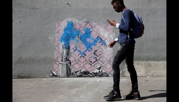 Banksy, confinado, pinta su nueva obra en su baño. (Foto: AFP)