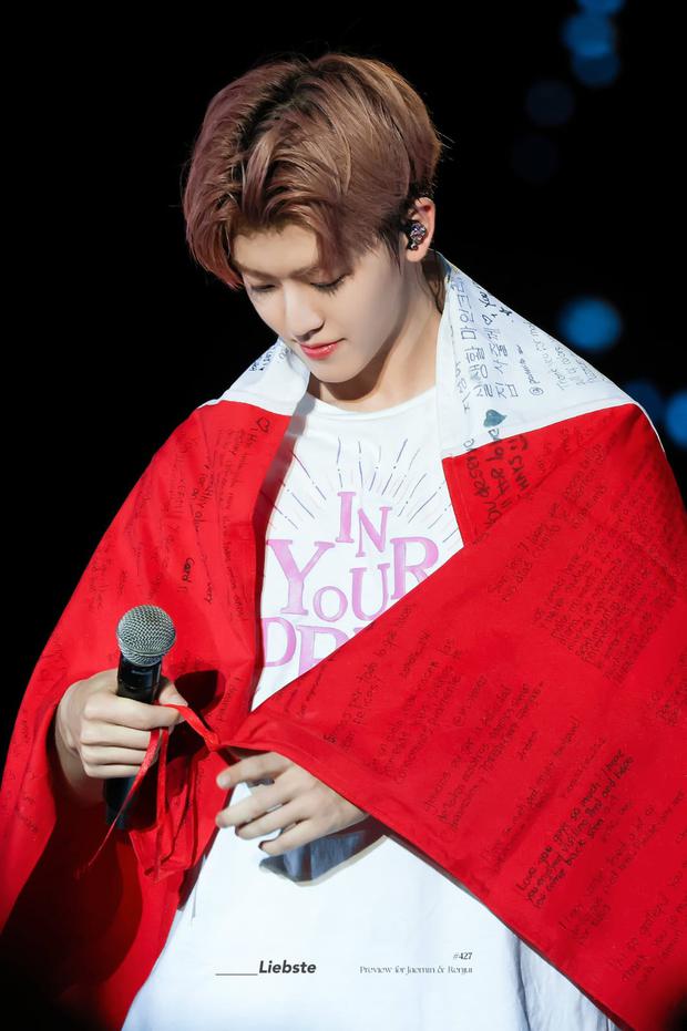 Jeno held the banner that the fan club in Peru signed.  Photo: Twitter @Kiara_8