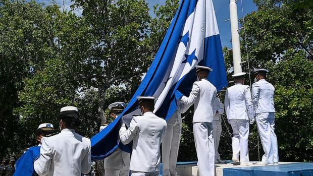 Honduran Marines raise the Honduran flag on Isla Conejo on September 1 to commemorate the Bicentennial of Independence.  (Photo: Getty Images).