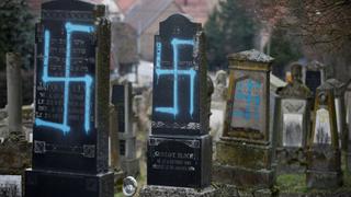 Francia: Profanan 80 tumbas con consignas nazis en cementerio judío | FOTOS