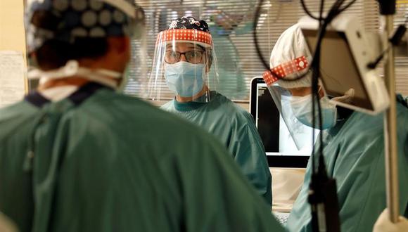 Según reporta la Sala Situacional COVID-19 del Ministerio de Salud, las unidades de cuidados intensivos disponibles para pacientes de esta enfermedad son 210 en todo el país. | (Foto:  EFE/Alberto Estévez/Archivo).