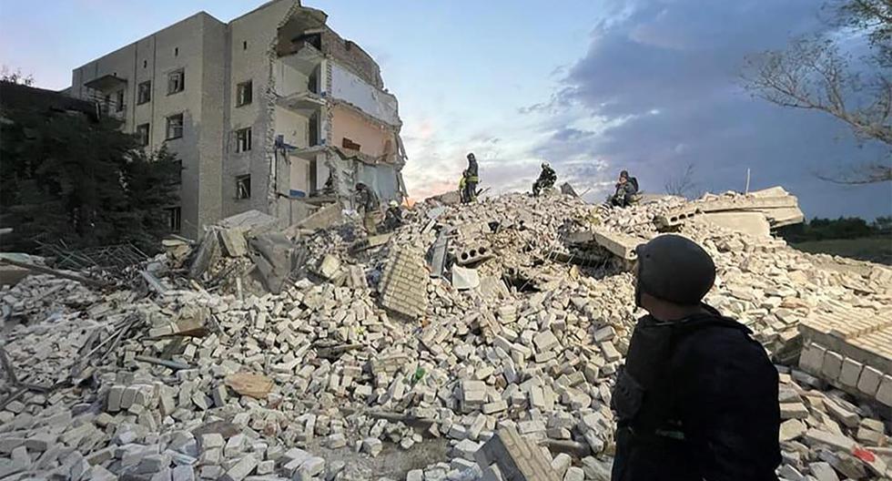 Los rescatistas trabajan entre las ruinas de los edificios destruidos por el impacto de un misil ruso en Chasiv Yar, distrito de Bakhmut, en el este de Ucrania. (AFP).