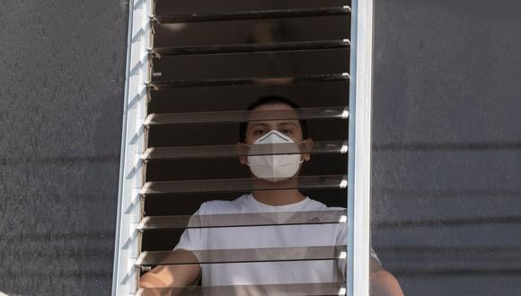 El periodista Ronny Isla permanece aislado en su vivienda. El día 13 después de ser diagnosticado con el virus, la carga viral comenzó a menguar, narra. (Foto: Renzo Salazar/ GEC)