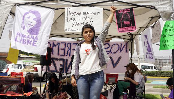 Roxana Ruiz Santiago, una joven de 22 años, en una protesta previa a una audiencia sobre su situación penal, en los juzgados federales del Penal de Neza Bordo, en el Estado de México, el 29 de julio de 2022. (Foto de María Julia Castañeda / El País)