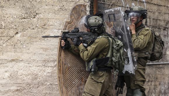 Soldados israelíes se despliegan en medio de enfrentamientos con manifestantes palestinos tras una protesta contra la expropiación de tierras palestinas por parte de Israel, el 7 de octubre de 2022. (Foto de RONALDO SCHEMIDT / AFP)
