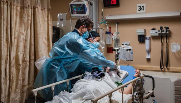 Trabajadores de la salud atienden a un paciente de coronavirus Covid-19 en el Centro Médico Providence St. Mary en Apple Valley, California, Estados Unidos, el 11 de enero de 2021. (Foto de ARIANA DREHSLER / AFP).