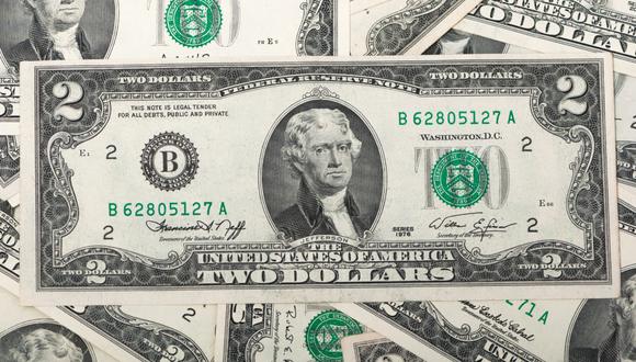 El billete se imprimió por primera vez en 1862. Desde entonces ha tenido varios re diseños hasta llegar al actual con la imagen del tercer presidente estadounidense Thomas Jefferson en el centro. (Foto: Shutterstock).