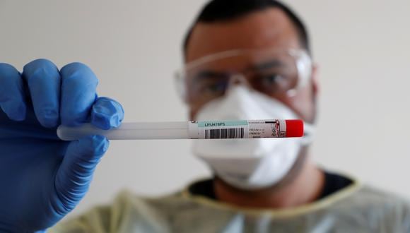 El coronavirus tardó tres meses y medio para superar el medio millón de contagios en el mundo. Una semana después, la cifra superaba la valla del millón. Ahora, 12 días después, está cerca de alcanzar los 2 millones de casos. (Foto: Reuters/Fabrizio Bensch)