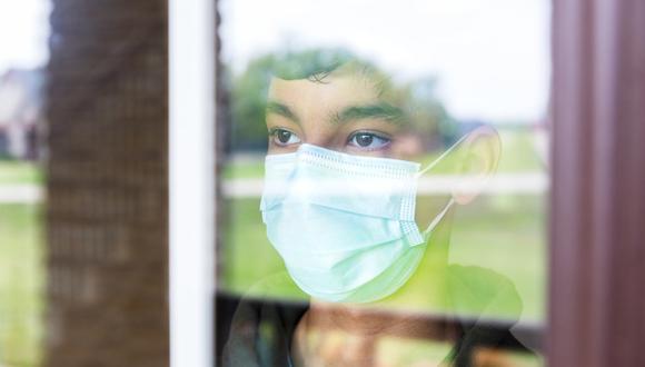 Cientos de jóvenes brasileños relatan enredes sociales que les cuesta salir a la calle sin mascarilla porque les da vergüenza mostrar su cara. / FRANCESCO CARTA/GETTY IMAGES