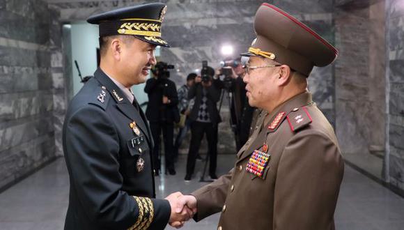 El jefe de la delegación surcoreana, mayor general Kim Do-gyun, se saluda con su homólogo norcoreano An Ik-san antes de reunión intercoreana de militares generales. (Foto: EFE)