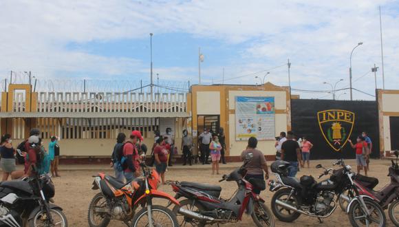 Familiares de internos piden se les haga pruebas de descarte de COVID-19 en penal de Puerto Maldonado. (Foto: Manuel Calloquispe)