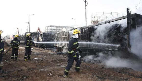 Miembros del cuerpo de bomberos extinguen las llamas tras una explosión cerca de una planta química en Zhangjiakou. (Foto: EFE)