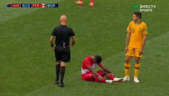 Perú vs. Australia: Renato Tapia fue cambiado luego de recibir pelotazo en la cabeza. (Foto: Captura DirecTV)