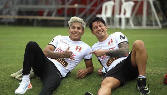 Noviembre 2020: Gianluca Lapadula y Raúl Ruidíaz posan para la cámara en un descanso de la práctica de la selección peruana en la Videna. (Foto: FPF).