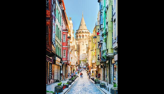 La Torre Gálata, en Estambul, (al fondo de la foto) es hoy es un restaurante y se puede subir hasta la Torre U$S3. 
(Foto: shutterstock)