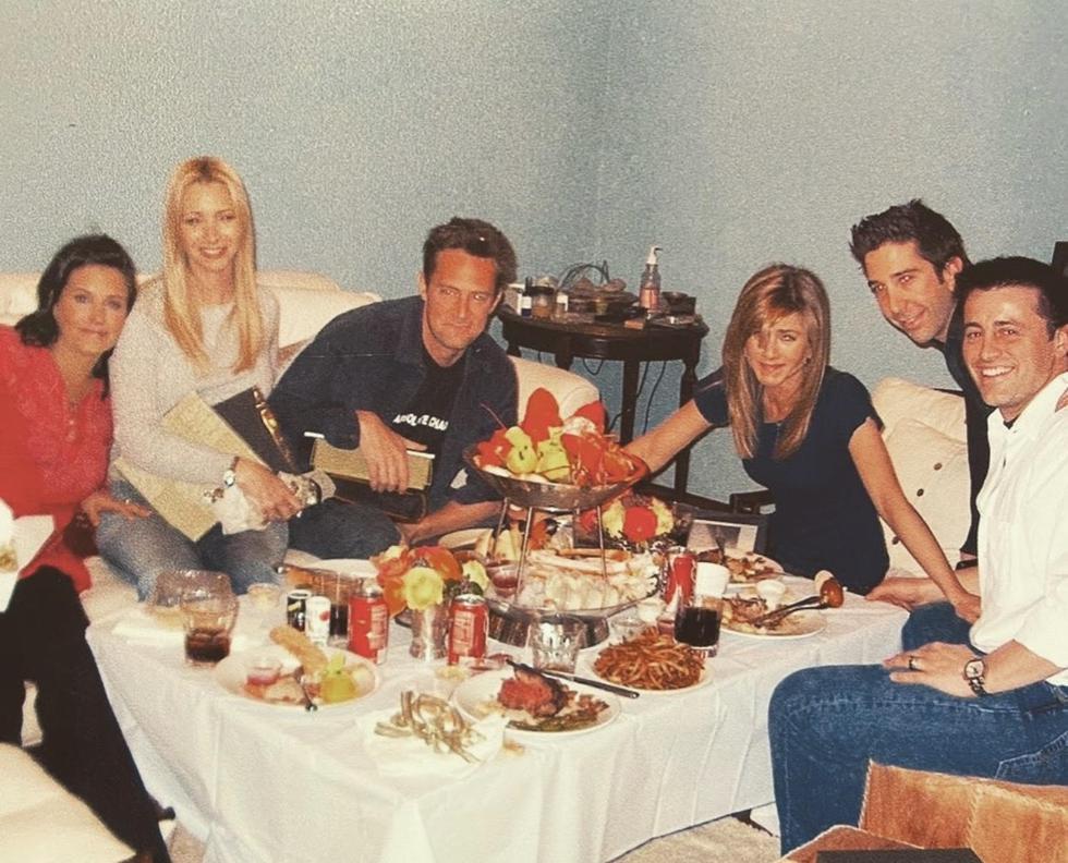 “Friends” fue estrenada en 1994 por la cadena NBC e hizo historia como una de las mejores series de comedia al aire. En esta se narra las aventuras de seis jóvenes neoyorquinos Chandler Bing (Matthew Perry), Phoebe Buffay (Lisa Kudrow), Monica Geller (Courteney Cox), Ross Geller (David Schwimmer), Rachel Green (Jennifer Aniston) y Joey Tribbian (Matt LeBlanc) que se mantienen unidos por una divertida amistad. (Foto: @courteneycoxofficial)