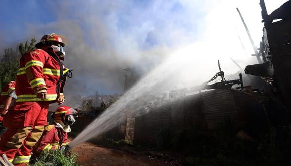 La falta de hidrantes dificultó el trabajo de los bomberos. (Foto: Melissa Valdivia)