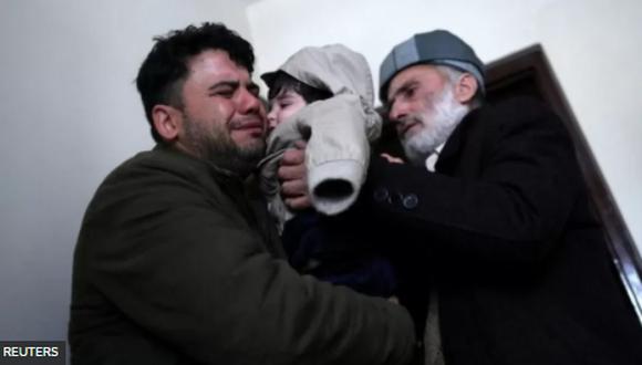 Hamid Safi, el taxita de 29 años que encontró a Sohail Ahmadi en el aeropuerto, llora al entregar al bebé a su abuelo.