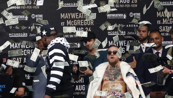 Floyd Mayweather arrojó billetes a Conor McGregor en tercer cara a cara en New York. (Foto: AFP)
