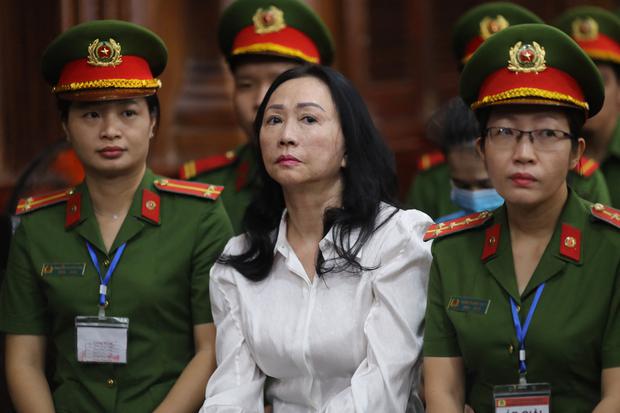 La magnate inmobiliaria de Vietnam Truong My Lan observa un tribunal en la ciudad de Ho Chi Minh el 11 de abril de 2024 antes de ser condenada a pena de muerte. (Foto de AFP).