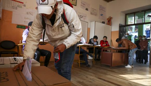 Ciudadanos ecuatorianos acuden a votar en las elecciones locales de Ecuador y el referéndum promovido por el Gobierno para reformar la Constitución hoy, en Quito (Ecuador). La votación de las elecciones locales de Ecuador y del referéndum promovido por el Gobierno para reformar la Constitución en materia de seguridad, democracia, instituciones y medio ambiente comenzó este domingo con más de 13,4 millones de ecuatorianos llamados a las urnas. (EFE/ José Jácome)