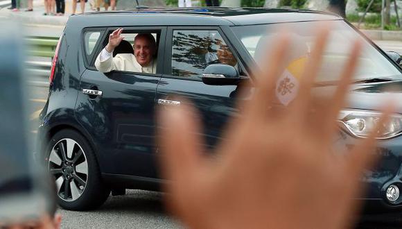 Pequeño y austero auto del Papa fascina a los surcoreanos