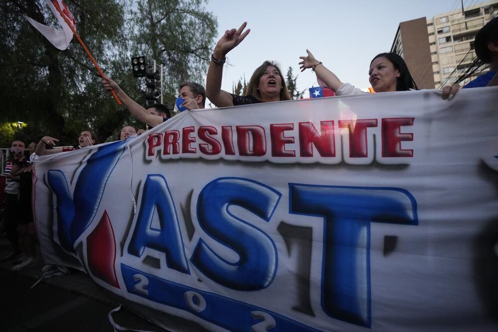 Supporters of the Republican Party presidential candidate, José Antonio Kast.  (AP Photo / Esteban Felix).