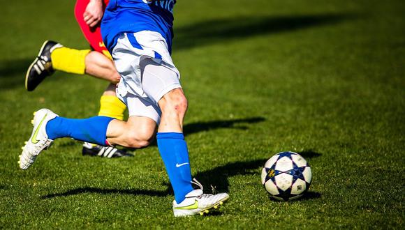Los científicos han identificados que algunos futbolistas en ciertas posiciones tienen mayor riesgo de demencia. (Foto: Unsplash)