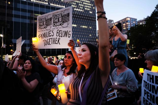 Cientos de personas se reúnen en el bajo Manhattan para la protesta de "Lights for Liberty" contra los campos de detención de inmigrantes y las inminentes redadas de Inmigración y Control de Aduanas (ICE). (Foto: AFP)
