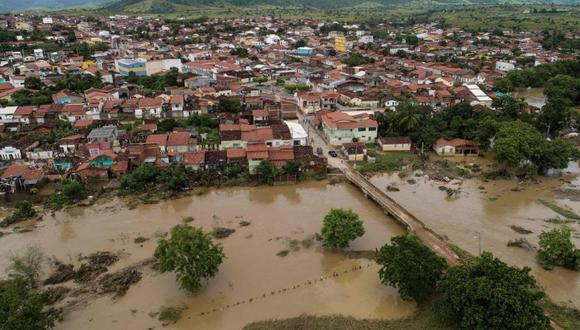 Vista aérea que muestra un área inundada de Itambe causada por fuertes lluvias en el estado brasileño de Bahía (Foto: RICARDO DUTRA / AFP).