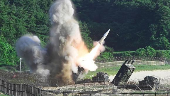 Esta foto tomada el 5 de julio de 2017 muestra el sistema de cohetes de lanzamiento múltiple M270 de Estados Unidos disparando un misil táctico del ejército MGM-140 hacia el Mar del Este desde un lugar no revelado en la costa este de Corea del Sur. (AFP).