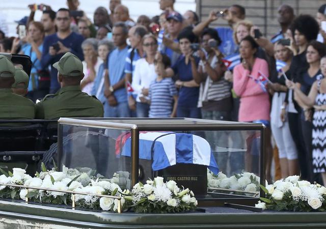 Cenizas de Fidel Castro recorren Cuba en su último adiós - 9