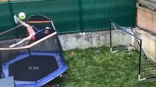 Fabulosa acrobacia de un niño con una pelota en un trampolín es tendencia en redes [VIDEO]