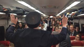 Conductor de tren se convierte en director de canción navideña