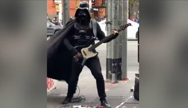 Un hombre disfrazado de 'Darth Vader' sorprendió a todos con su singular accionar. (YouTube: ViralHog)