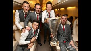 En el avión, elegantes y con la Copa: la otra celebración del Manchester United