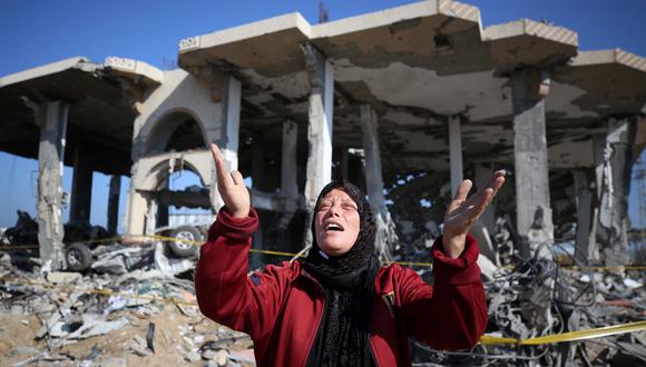 Una mujer palestina reacciona frente a un edificio destruido en el campo de refugiados de Al-Maghazi en el centro de la Franja de Gaza, el 16 de enero de 2024, en medio de batallas en curso entre Israel y el grupo palestino Hamas. (Foto de AFP)