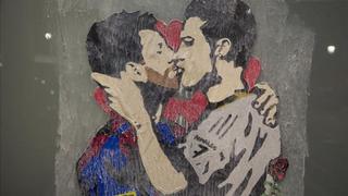 Un grafiti de Messi y Ronaldo besándose causa furor en España