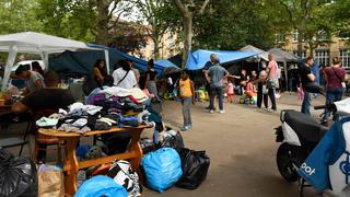 Francia: Más de cien latinos acampan frente a una alcaldía cerca de París