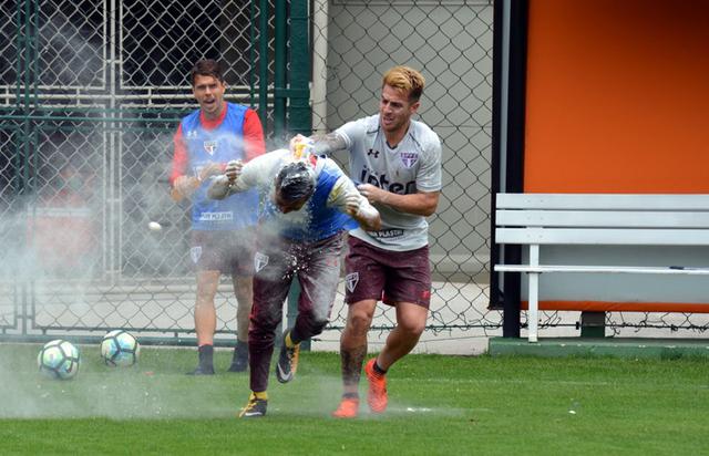 Cueva de cumpleaños: plantel de Sao Paulo lo saludó con huevos y harina. (Foto: Sao Paulo)