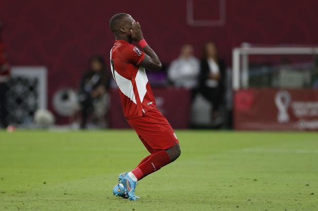 Doha, 06/13/2022. - Peru'S Defender, Luis Edvincula, After Missing His Penalty In The Shootout That Will Decide The Qualification For The Qatar 2022 World Cup Which They Face Today Against Australia At The Al Rayan Stadium Stadium In Qatari Municipality Will Play  ,  Efe / Alberto Estevez.