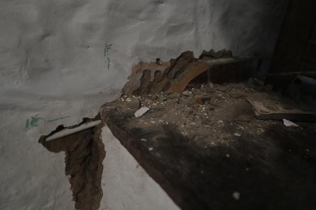 Las mujeres aseguran tener 35 fisuras en las paredes de su hogar (foto: Hugo Pérez).