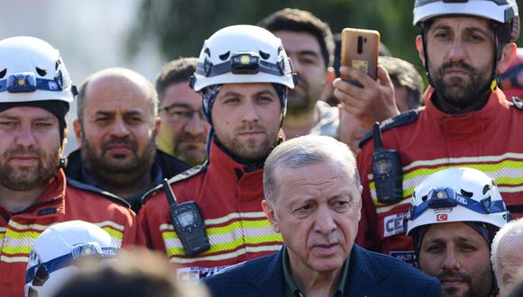 El presidente turco, Recep Tayyip Erdogan, se encuentra con los rescatistas mientras visita la provincia de Hatay, en el sureste del país, muy afectada, vista de la destrucción luego de dos terremotos el 20 de febrero de 2023. (Foto de Yasin AKGUL / AFP)