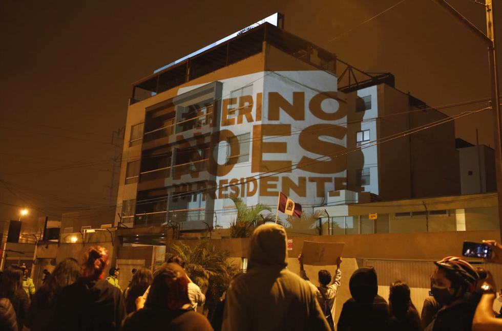 Un grupo de manifestantes llegó a la vivienda del presidente de la República, Manuel Merino, ubicado en el distrito de San Borja. Utilizaron un proyector para expresar su opinión. (Foto: César Bueno @photo.gec)