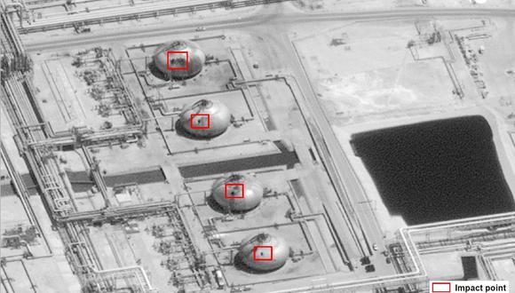 Una de las imágenes satelitales que publicó el gobierno estadounidense que muestra el aparente daño en la mayor planta de refinamiento de crudo del mundo. (Reuters).
